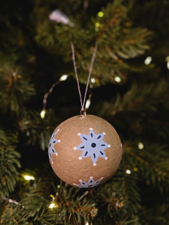 Zawieszka papierowa, bombka - handmade, brązowa ze śnieżynka (1).jpg