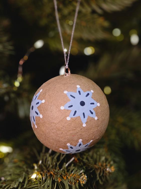 Zawieszka papierowa, bombka - handmade, brązowa ze śnieżynka (2).jpg