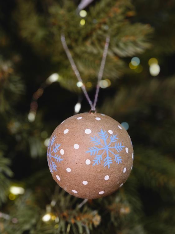 Zawieszka papierowa, bombka - handmade, brązowa ze śnieżynką (1).jpg