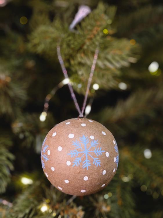 Zawieszka papierowa, bombka - handmade, brązowa ze śnieżynką (2).jpg